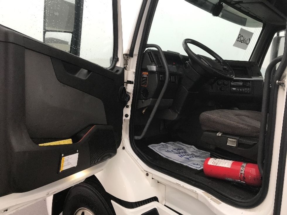 Day Cab Tractor-Heavy Duty Tractors-Volvo-2020-VNR64300-Pottsville-PA-425,310\n\t\tmiles-$ 39,500 - Image 9