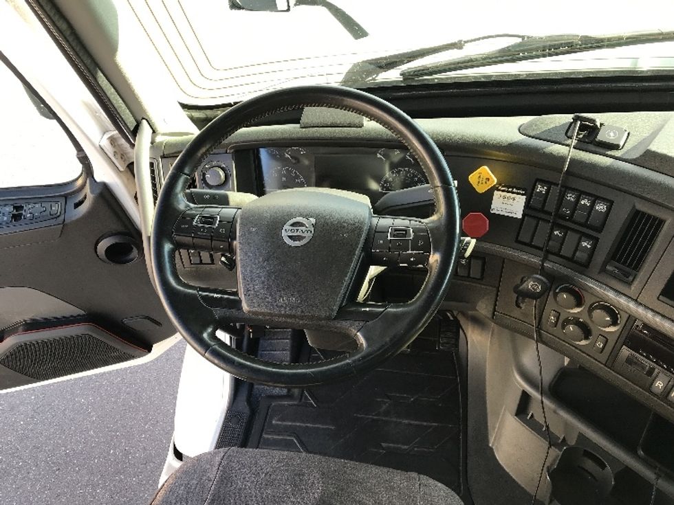 Day Cab Tractor-Heavy Duty Tractors-Volvo-2020-VNR64300-Pottsville-PA-495,749\n\t\tmiles-$ 35,500 - Image 11