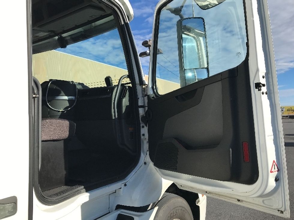 Day Cab Tractor-Heavy Duty Tractors-Volvo-2020-VNR64300-Pottsville-PA-495,749\n\t\tmiles-$ 35,500 - Image 12