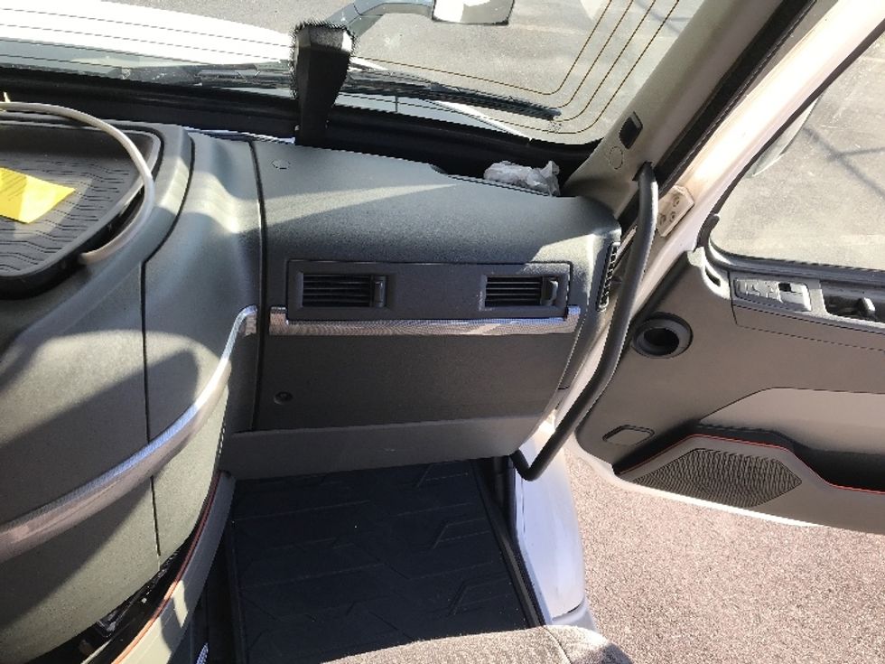 Day Cab Tractor-Heavy Duty Tractors-Volvo-2020-VNR64300-Pottsville-PA-495,749\n\t\tmiles-$ 35,500 - Image 13