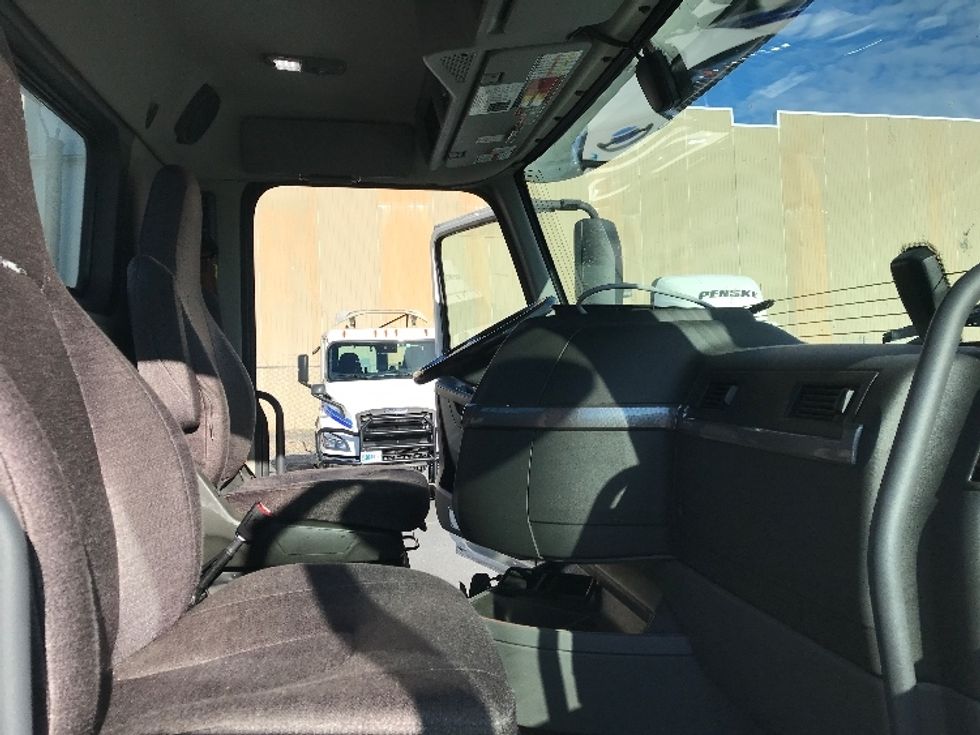 Day Cab Tractor-Heavy Duty Tractors-Volvo-2020-VNR64300-Pottsville-PA-495,749\n\t\tmiles-$ 35,500 - Image 14
