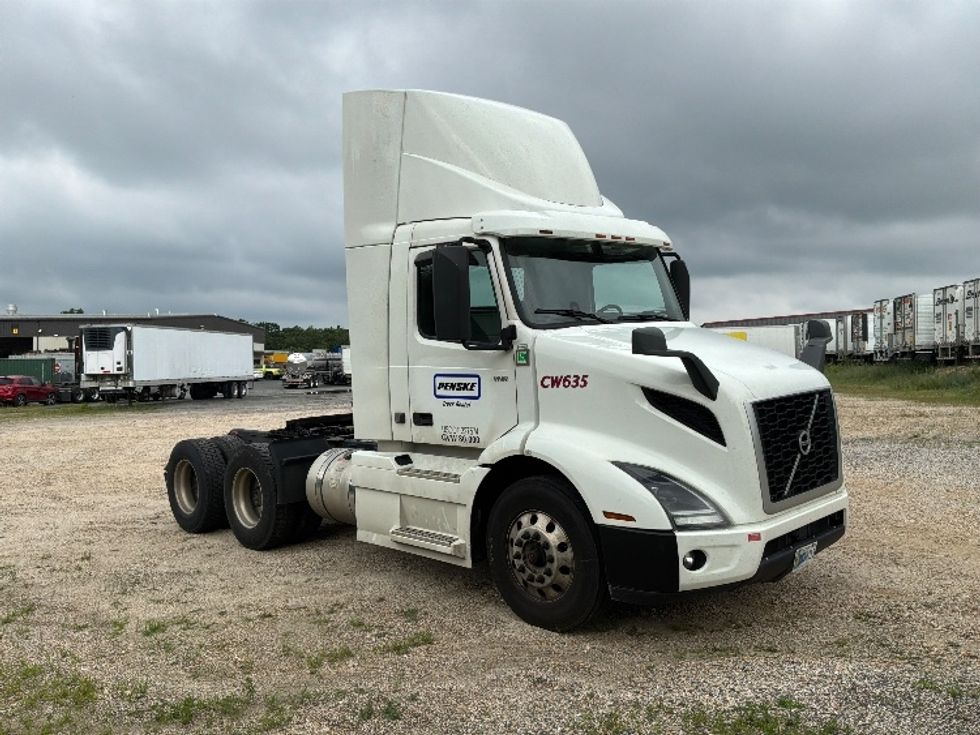 Day Cab Tractor-Heavy Duty Tractors-Volvo-2020-VNR64300-Pottsville-PA-524,426\n\t\tmiles-$ 35,750 - Image 1