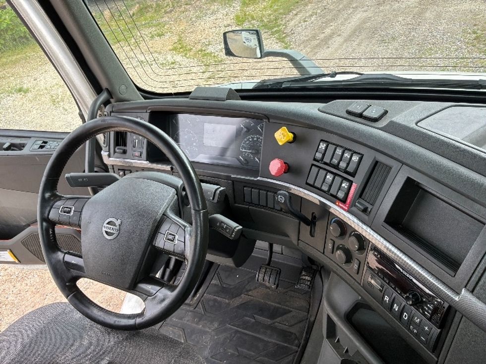 Day Cab Tractor-Heavy Duty Tractors-Volvo-2020-VNR64300-Pottsville-PA-524,426\n\t\tmiles-$ 35,750 - Image 10