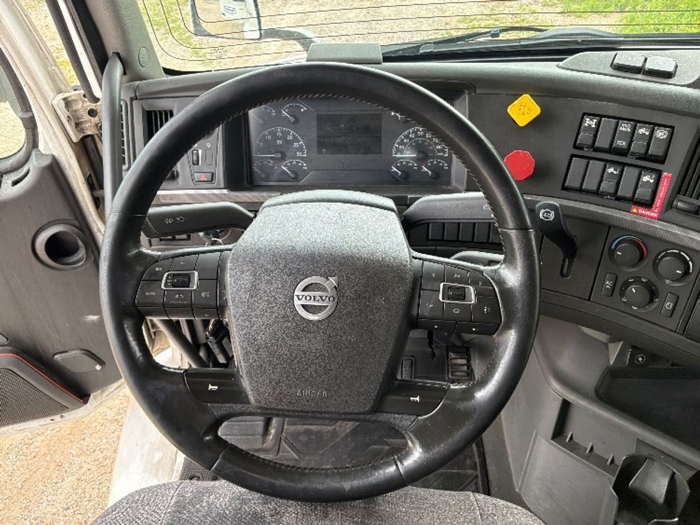 Day Cab Tractor-Heavy Duty Tractors-Volvo-2020-VNR64300-Pottsville-PA-524,426\n\t\tmiles-$ 35,750 - Image 11