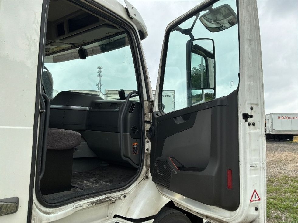 Day Cab Tractor-Heavy Duty Tractors-Volvo-2020-VNR64300-Pottsville-PA-524,426\n\t\tmiles-$ 35,750 - Image 12