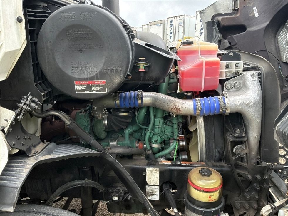 Day Cab Tractor-Heavy Duty Tractors-Volvo-2020-VNR64300-Pottsville-PA-524,426\n\t\tmiles-$ 35,750 - Image 15