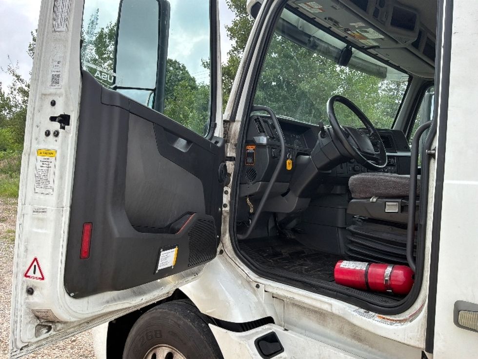 Day Cab Tractor-Heavy Duty Tractors-Volvo-2020-VNR64300-Pottsville-PA-524,426\n\t\tmiles-$ 35,750 - Image 9