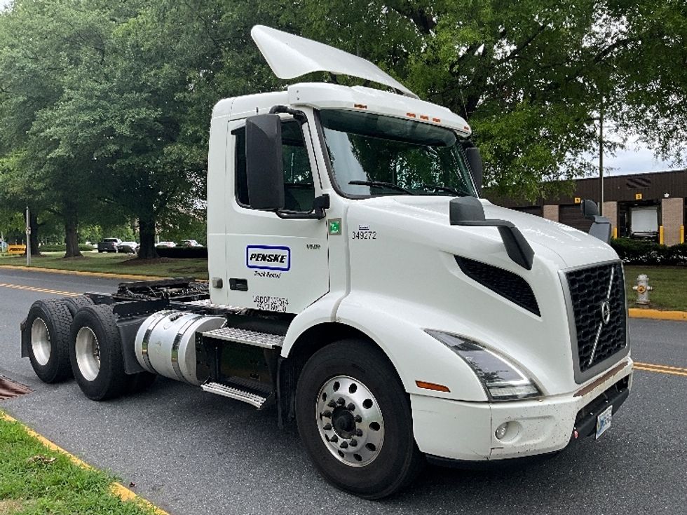 Day Cab Tractor-Heavy Duty Tractors-Volvo-2020-VNR64300-Reading-PA-401,732\n\t\tmiles-$ 30,750 - Image 1