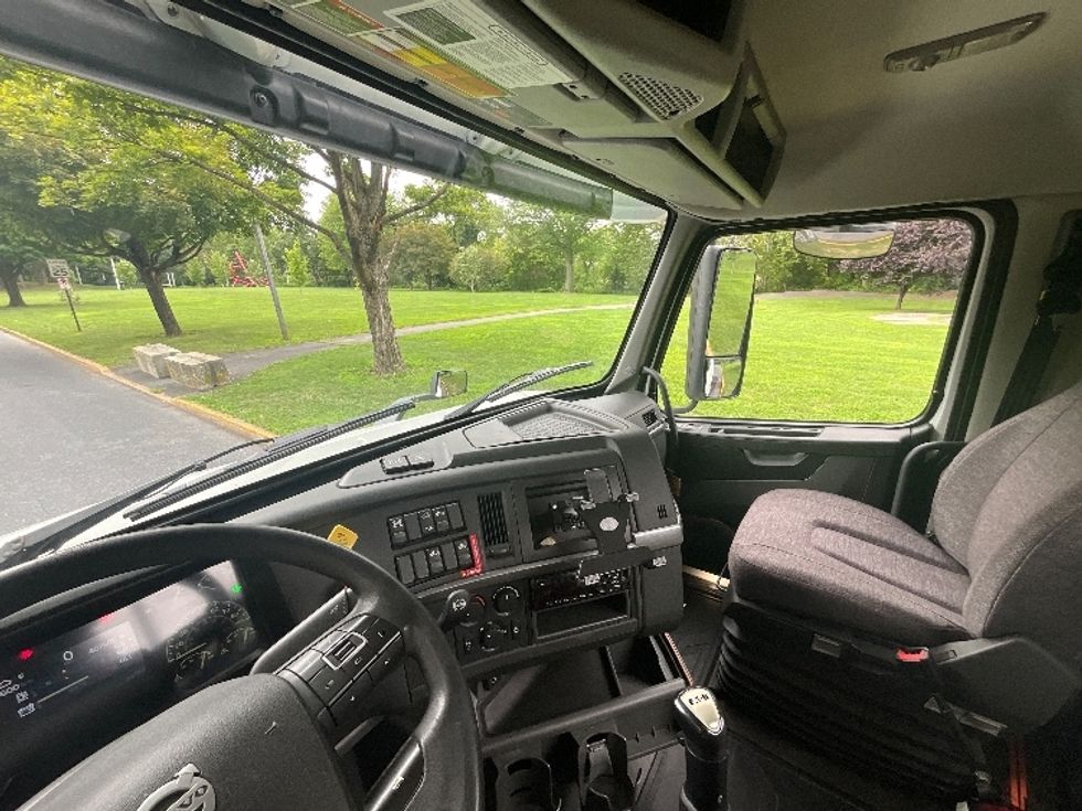 Day Cab Tractor-Heavy Duty Tractors-Volvo-2020-VNR64300-Reading-PA-401,732\n\t\tmiles-$ 30,750 - Image 10
