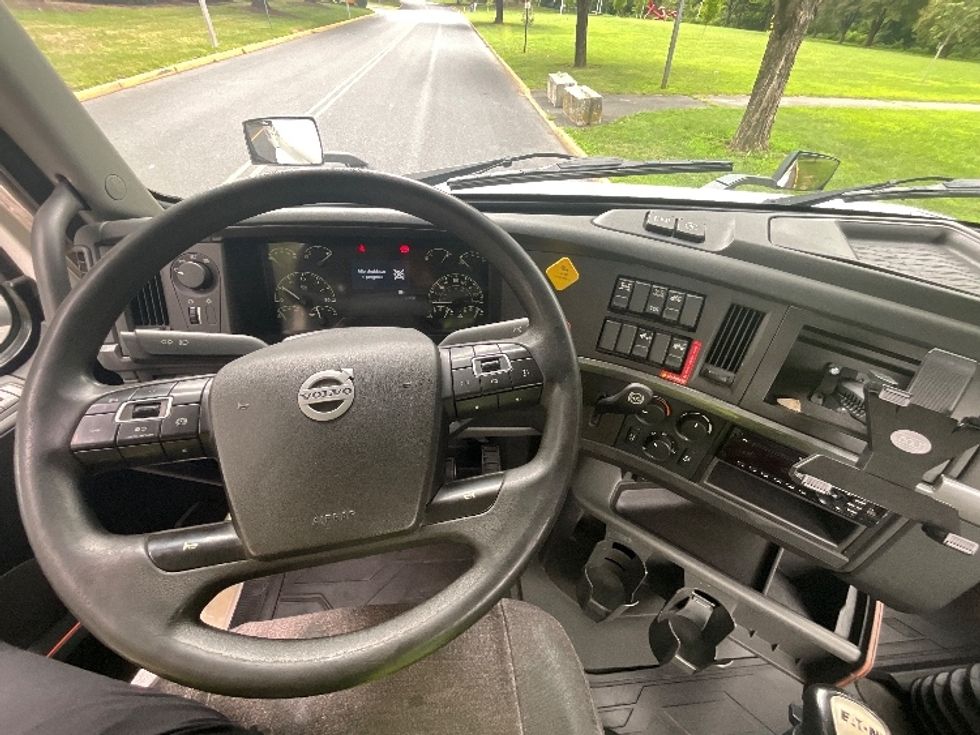 Day Cab Tractor-Heavy Duty Tractors-Volvo-2020-VNR64300-Reading-PA-401,732\n\t\tmiles-$ 30,750 - Image 11