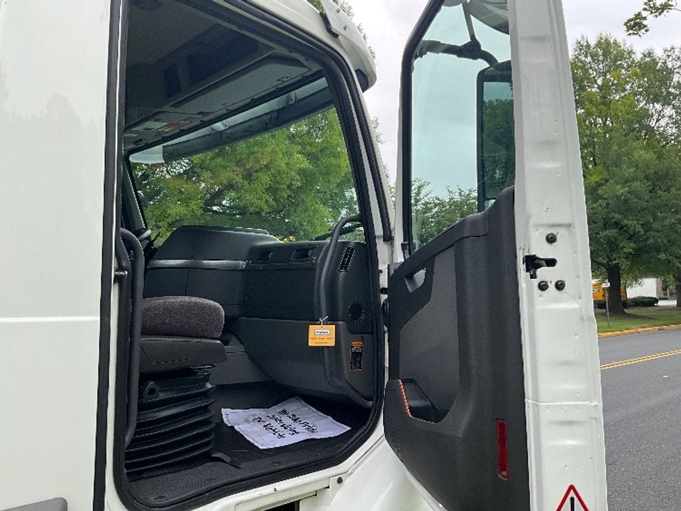 Day Cab Tractor-Heavy Duty Tractors-Volvo-2020-VNR64300-Reading-PA-401,732\n\t\tmiles-$ 30,750 - Image 12