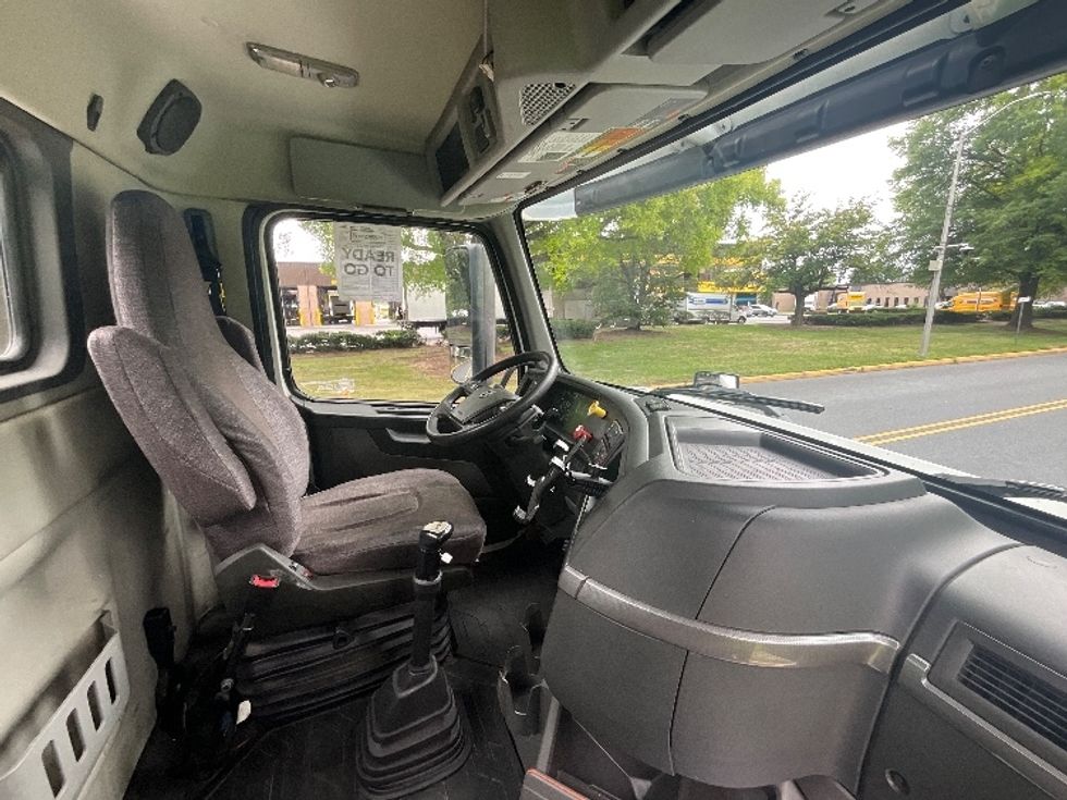 Day Cab Tractor-Heavy Duty Tractors-Volvo-2020-VNR64300-Reading-PA-401,732\n\t\tmiles-$ 30,750 - Image 14