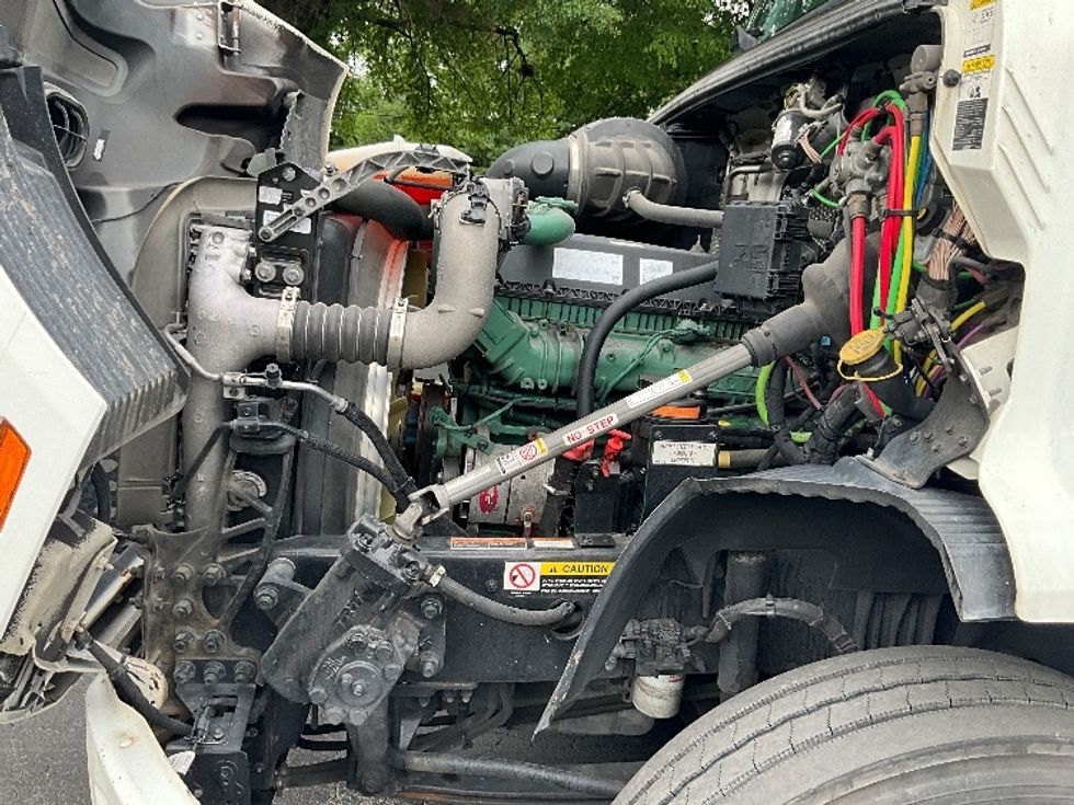 Day Cab Tractor-Heavy Duty Tractors-Volvo-2020-VNR64300-Reading-PA-401,732\n\t\tmiles-$ 30,750 - Image 16