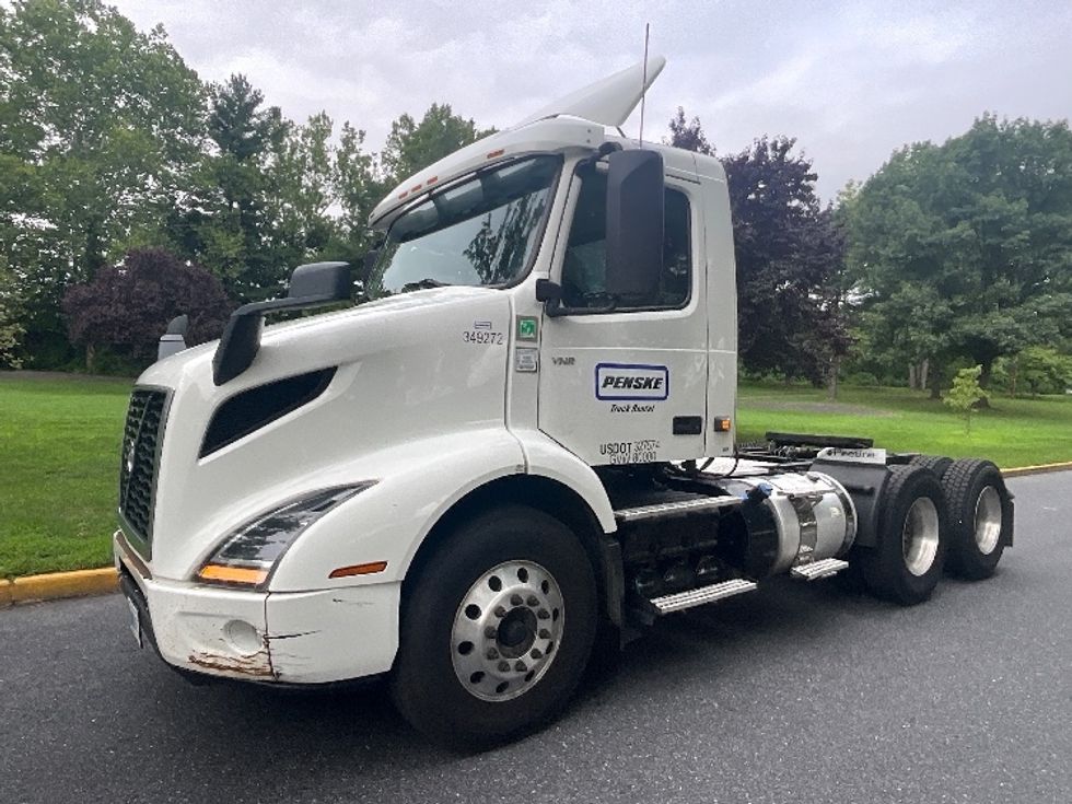 Day Cab Tractor-Heavy Duty Tractors-Volvo-2020-VNR64300-Reading-PA-401,732\n\t\tmiles-$ 30,750 - Image 3