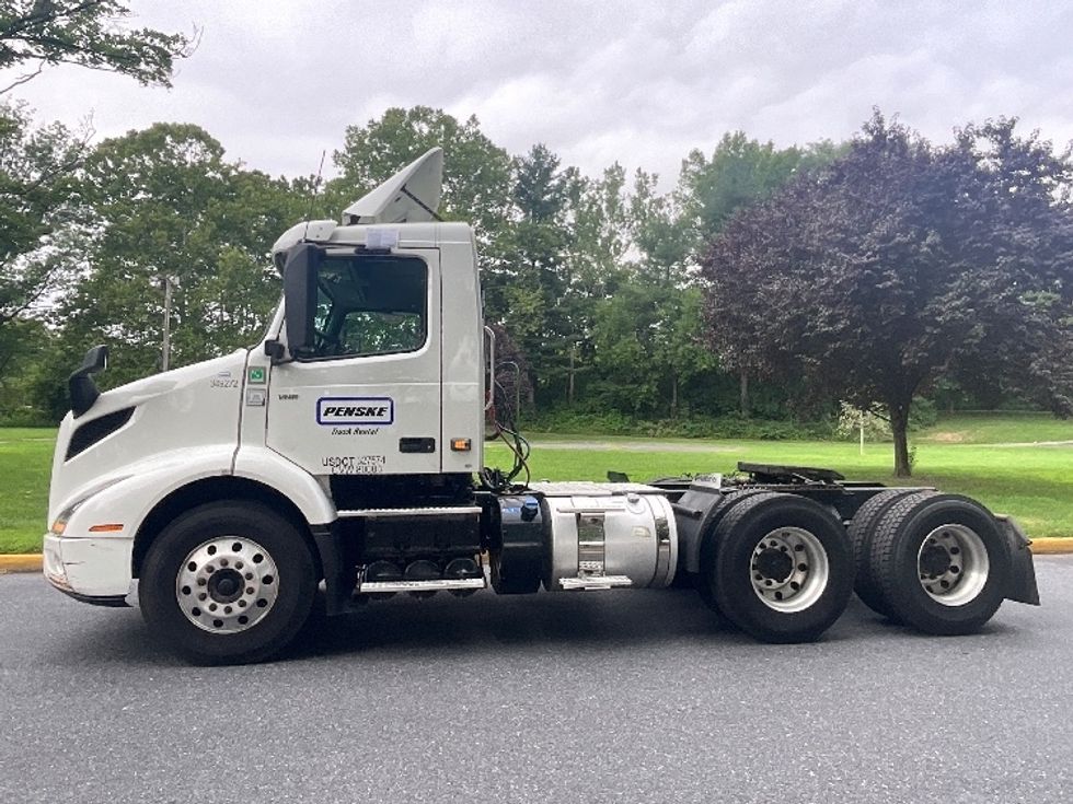 Day Cab Tractor-Heavy Duty Tractors-Volvo-2020-VNR64300-Reading-PA-401,732\n\t\tmiles-$ 30,750 - Image 4