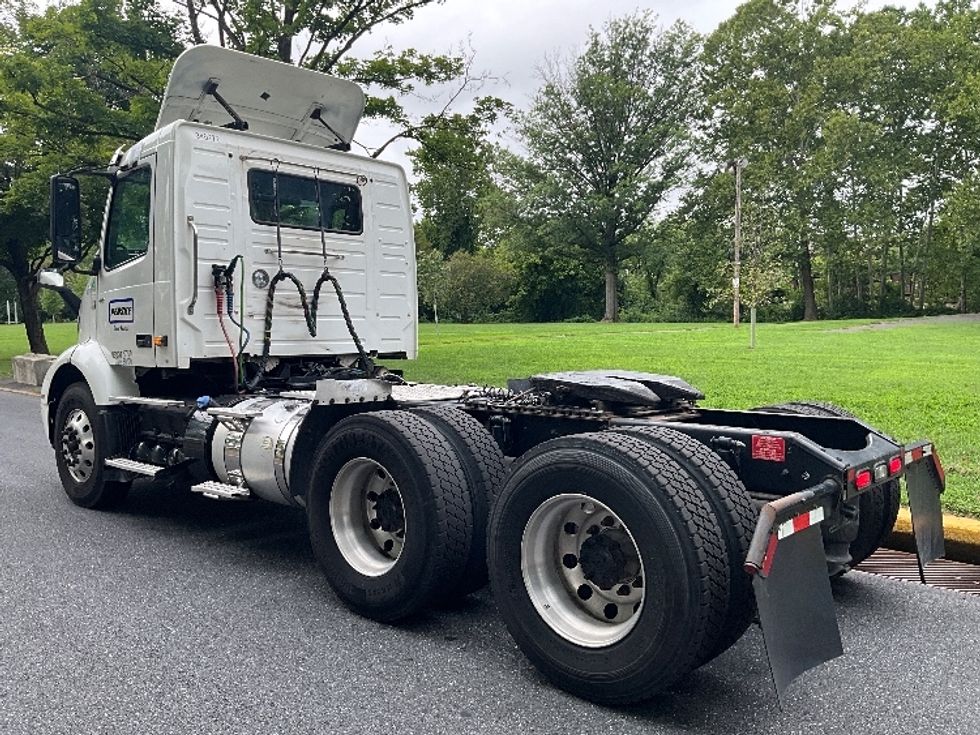 Day Cab Tractor-Heavy Duty Tractors-Volvo-2020-VNR64300-Reading-PA-401,732\n\t\tmiles-$ 30,750 - Image 5