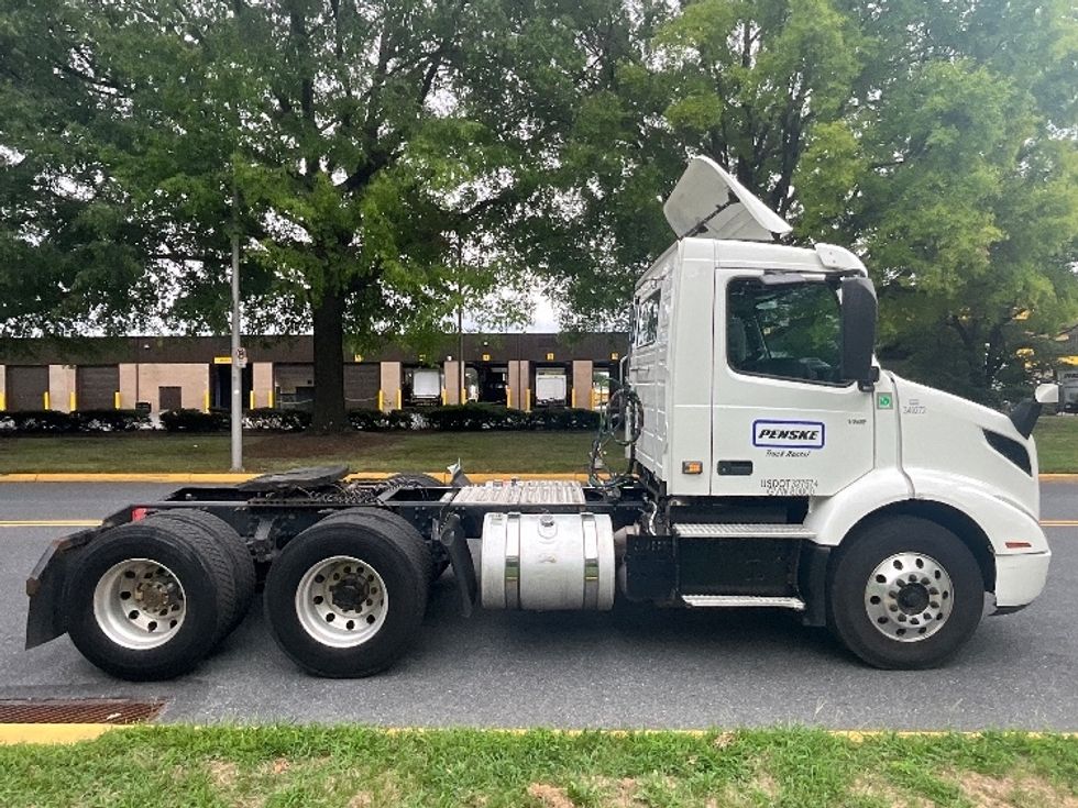 Day Cab Tractor-Heavy Duty Tractors-Volvo-2020-VNR64300-Reading-PA-401,732\n\t\tmiles-$ 30,750 - Image 8