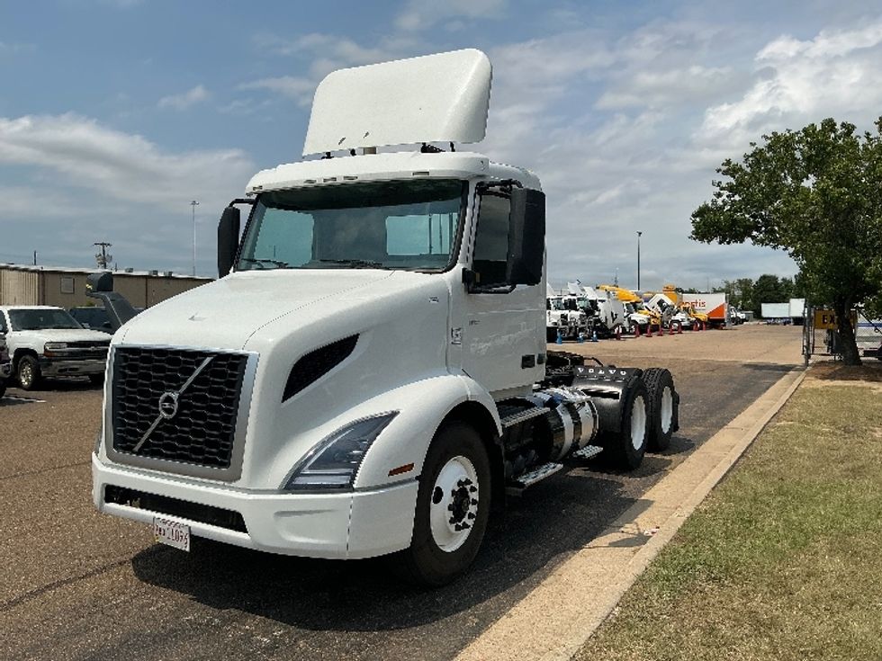 Day Cab Tractor-Heavy Duty Tractors-Volvo-2020-VNR64300-Richland-MS-149,244\n\t\tmiles-$ 63,500 - Image 1