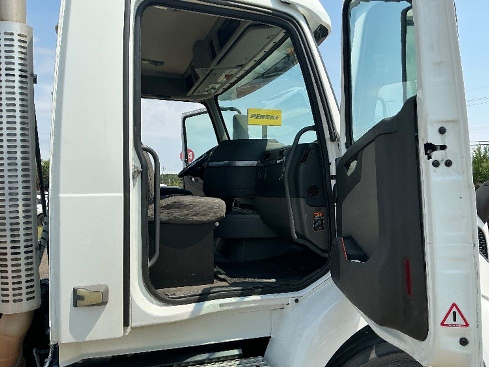 Day Cab Tractor-Heavy Duty Tractors-Volvo-2020-VNR64300-Richland-MS-149,244\n\t\tmiles-$ 63,500 - Image 11