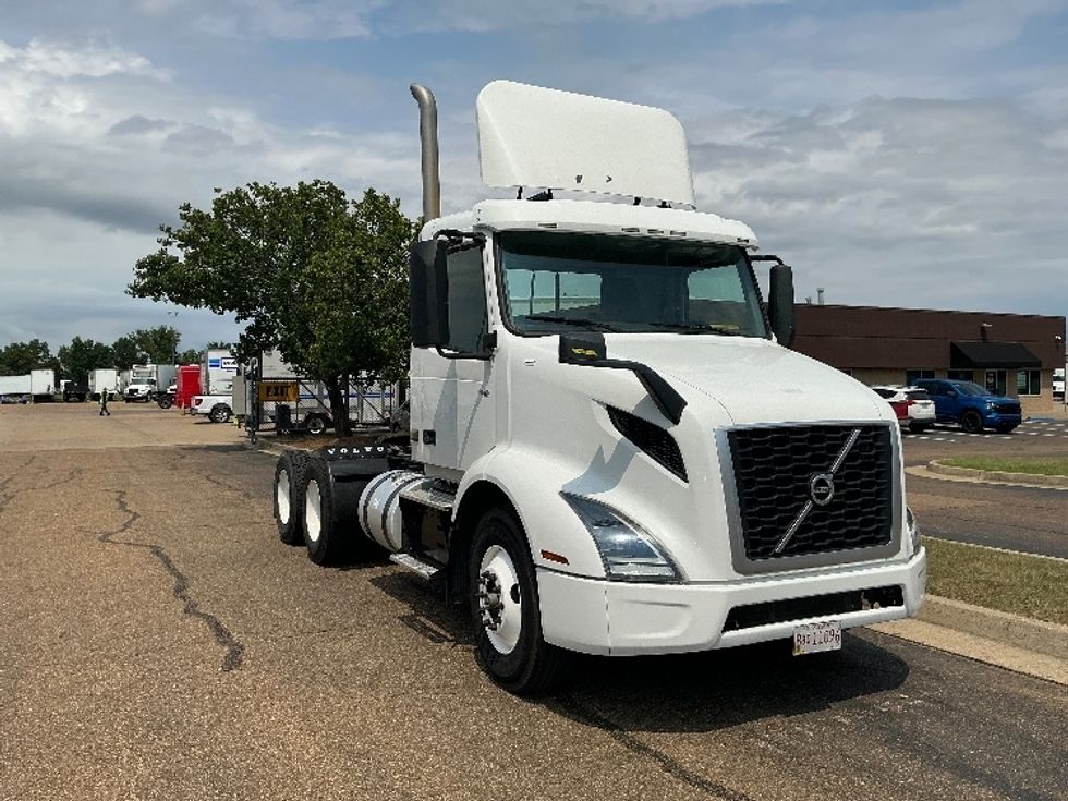 Day Cab Tractor-Heavy Duty Tractors-Volvo-2020-VNR64300-Richland-MS-149,244\n\t\tmiles-$ 63,500 - Image 2