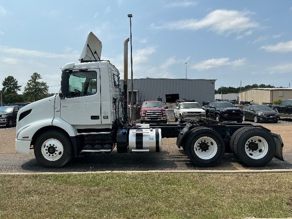 Day Cab Tractor-Heavy Duty Tractors-Volvo-2020-VNR64300-Richland-MS-149,244\n\t\tmiles-$ 63,500 - Image 3