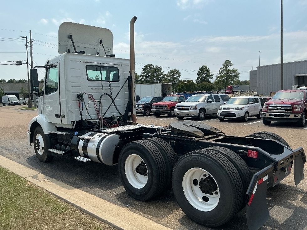 Day Cab Tractor-Heavy Duty Tractors-Volvo-2020-VNR64300-Richland-MS-149,244\n\t\tmiles-$ 63,500 - Image 4