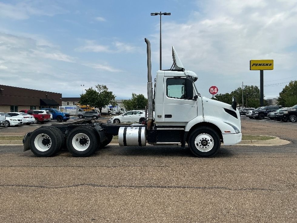 Day Cab Tractor-Heavy Duty Tractors-Volvo-2020-VNR64300-Richland-MS-149,244\n\t\tmiles-$ 63,500 - Image 7
