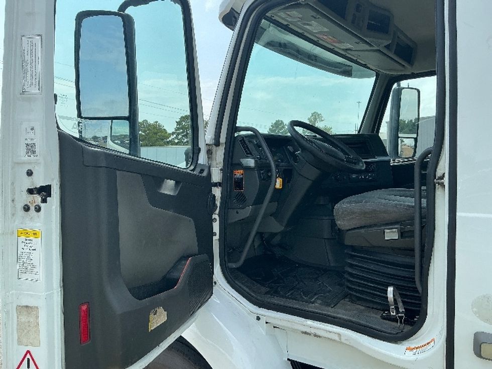 Day Cab Tractor-Heavy Duty Tractors-Volvo-2020-VNR64300-Richland-MS-149,244\n\t\tmiles-$ 63,500 - Image 8