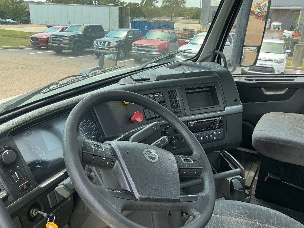 Day Cab Tractor-Heavy Duty Tractors-Volvo-2020-VNR64300-Richland-MS-149,244\n\t\tmiles-$ 63,500 - Image 9
