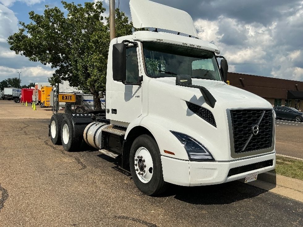 Day Cab Tractor-Heavy Duty Tractors-Volvo-2020-VNR64300-Richland-MS-208,968\n\t\tmiles-$ 60,000 - Image 1