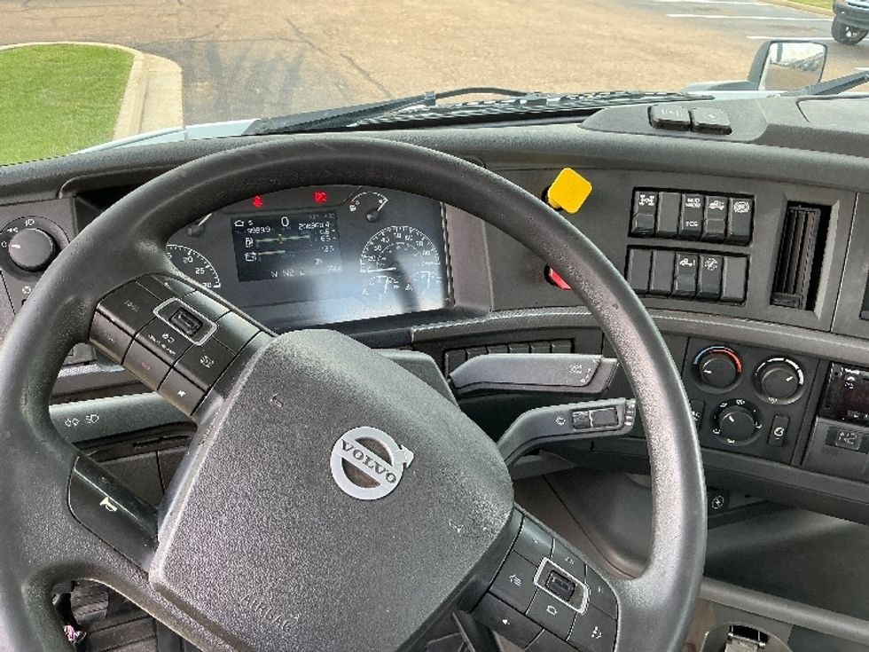 Day Cab Tractor-Heavy Duty Tractors-Volvo-2020-VNR64300-Richland-MS-208,968\n\t\tmiles-$ 60,000 - Image 11
