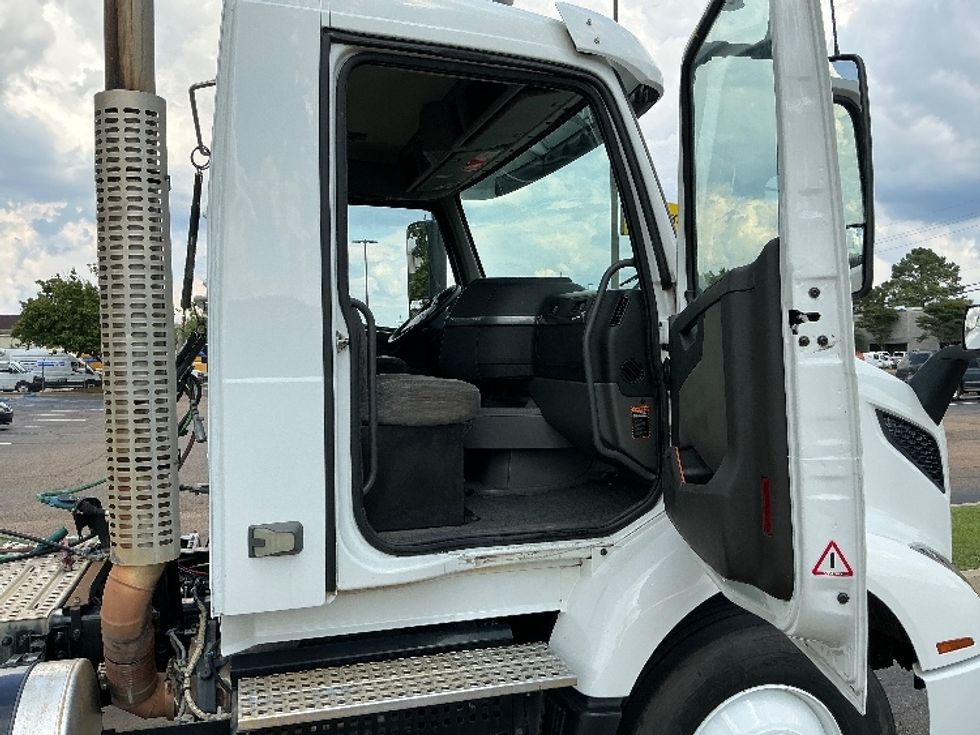 Day Cab Tractor-Heavy Duty Tractors-Volvo-2020-VNR64300-Richland-MS-208,968\n\t\tmiles-$ 60,000 - Image 12