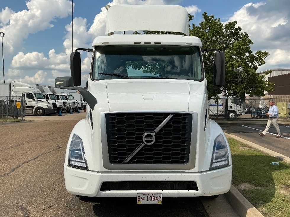 Day Cab Tractor-Heavy Duty Tractors-Volvo-2020-VNR64300-Richland-MS-208,968\n\t\tmiles-$ 60,000 - Image 2