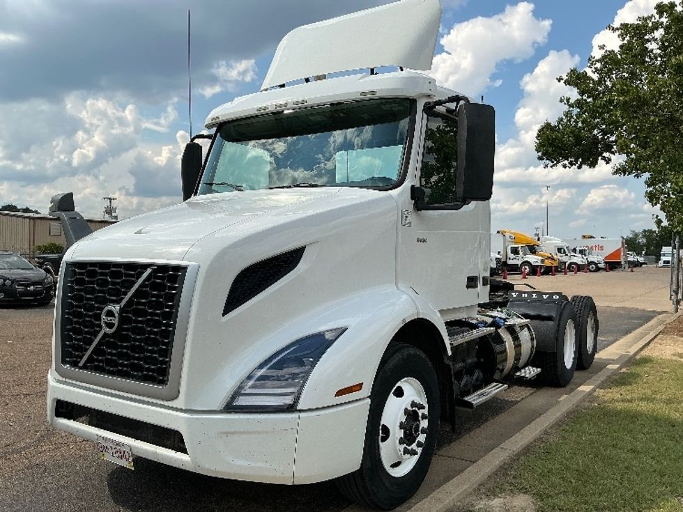 Day Cab Tractor-Heavy Duty Tractors-Volvo-2020-VNR64300-Richland-MS-208,968\n\t\tmiles-$ 60,000 - Image 3