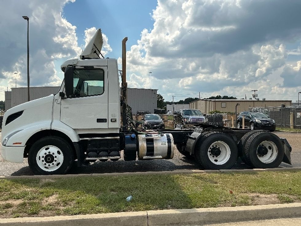 Day Cab Tractor-Heavy Duty Tractors-Volvo-2020-VNR64300-Richland-MS-208,968\n\t\tmiles-$ 60,000 - Image 4