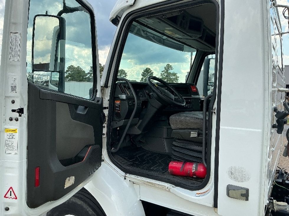 Day Cab Tractor-Heavy Duty Tractors-Volvo-2020-VNR64300-Richland-MS-208,968\n\t\tmiles-$ 60,000 - Image 9