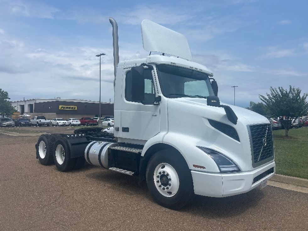 Day Cab Tractor-Heavy Duty Tractors-Volvo-2020-VNR64300-Richland-MS-219,816\n\t\tmiles-$ 59,250 - Image 1
