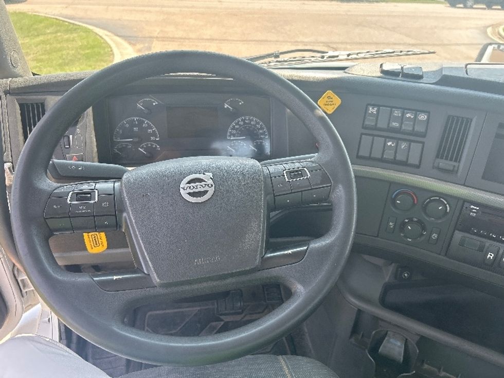 Day Cab Tractor-Heavy Duty Tractors-Volvo-2020-VNR64300-Richland-MS-219,816\n\t\tmiles-$ 59,250 - Image 11