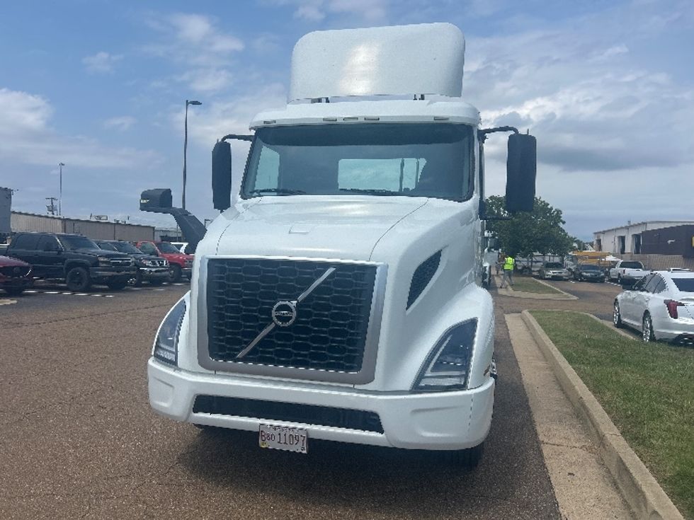 Day Cab Tractor-Heavy Duty Tractors-Volvo-2020-VNR64300-Richland-MS-219,816\n\t\tmiles-$ 59,250 - Image 2