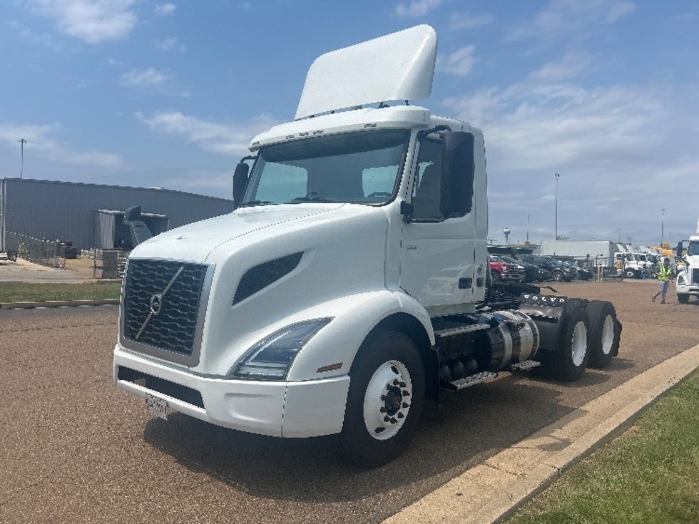 Day Cab Tractor-Heavy Duty Tractors-Volvo-2020-VNR64300-Richland-MS-219,816\n\t\tmiles-$ 59,250 - Image 3
