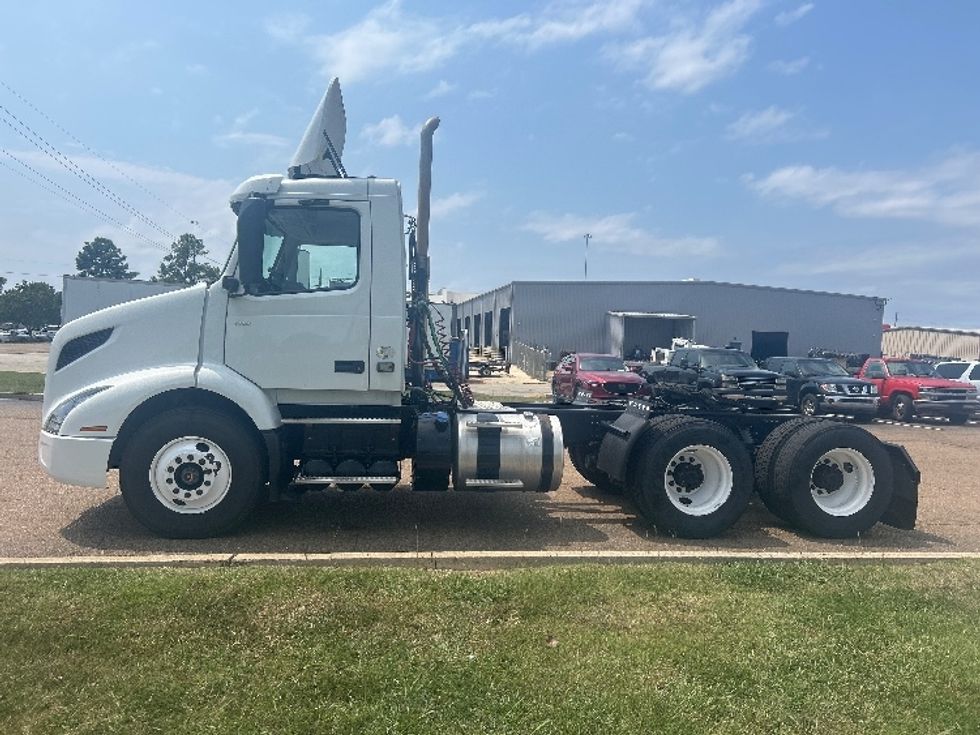 Day Cab Tractor-Heavy Duty Tractors-Volvo-2020-VNR64300-Richland-MS-219,816\n\t\tmiles-$ 59,250 - Image 4