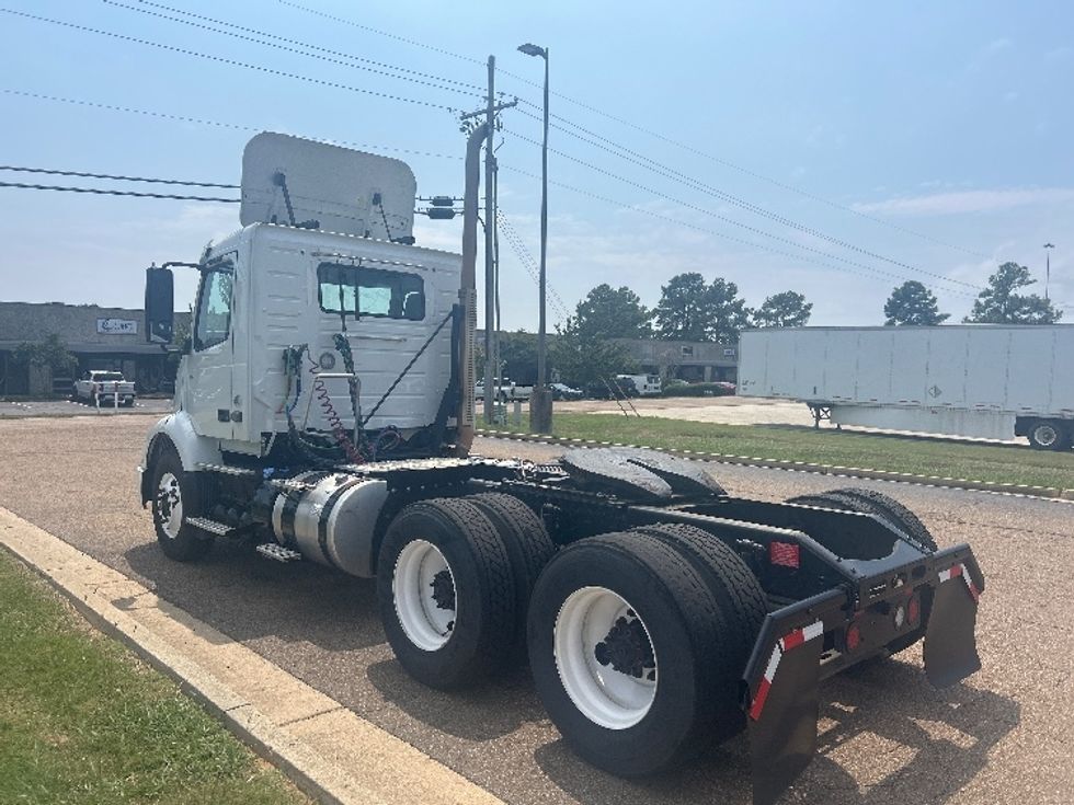 Day Cab Tractor-Heavy Duty Tractors-Volvo-2020-VNR64300-Richland-MS-219,816\n\t\tmiles-$ 59,250 - Image 5