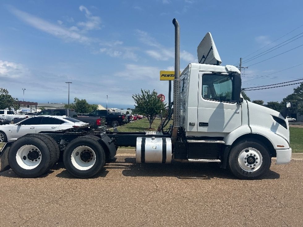 Day Cab Tractor-Heavy Duty Tractors-Volvo-2020-VNR64300-Richland-MS-219,816\n\t\tmiles-$ 59,250 - Image 8