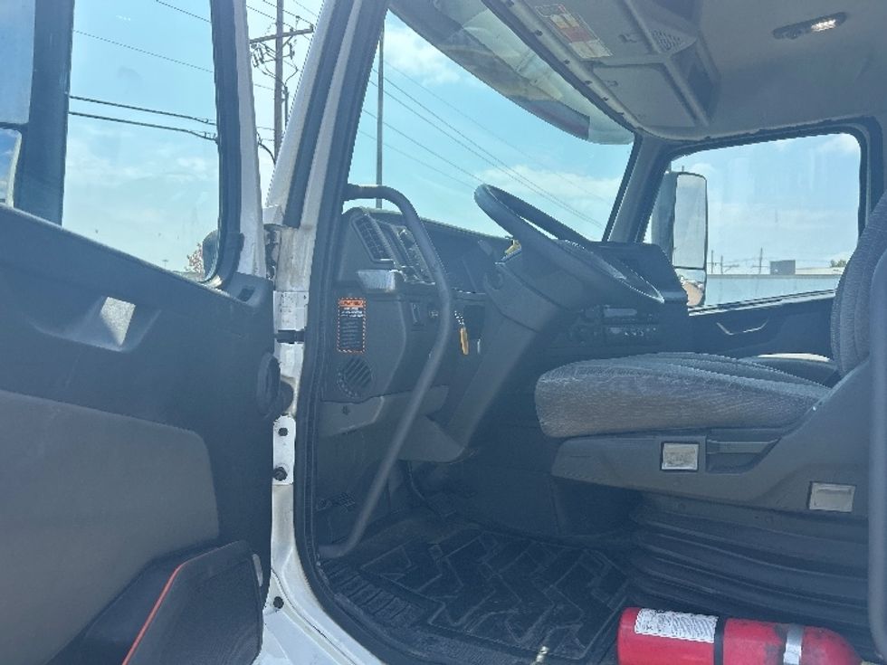 Day Cab Tractor-Heavy Duty Tractors-Volvo-2020-VNR64300-Richland-MS-219,816\n\t\tmiles-$ 59,250 - Image 9