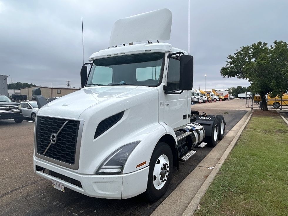 Day Cab Tractor-Heavy Duty Tractors-Volvo-2020-VNR64300-Richland-MS-231,363\n\t\tmiles-$ 58,500 - Image 1