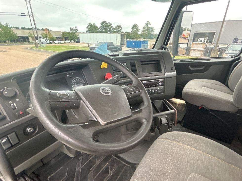 Day Cab Tractor-Heavy Duty Tractors-Volvo-2020-VNR64300-Richland-MS-231,363\n\t\tmiles-$ 58,500 - Image 10