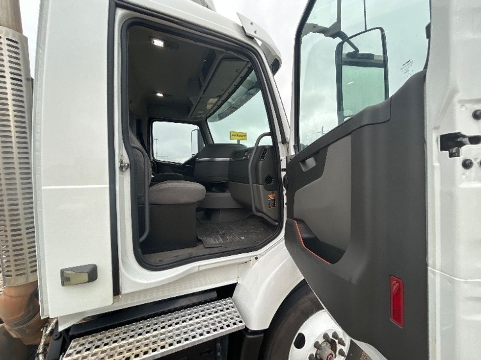 Day Cab Tractor-Heavy Duty Tractors-Volvo-2020-VNR64300-Richland-MS-231,363\n\t\tmiles-$ 58,500 - Image 12