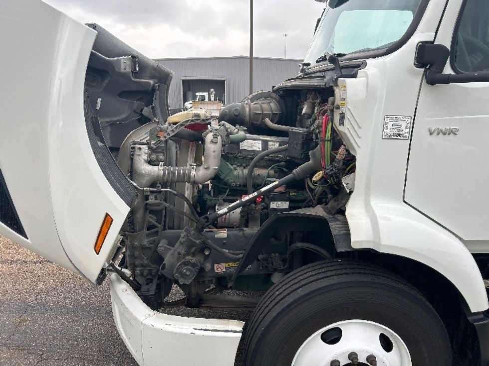 Day Cab Tractor-Heavy Duty Tractors-Volvo-2020-VNR64300-Richland-MS-231,363\n\t\tmiles-$ 58,500 - Image 16