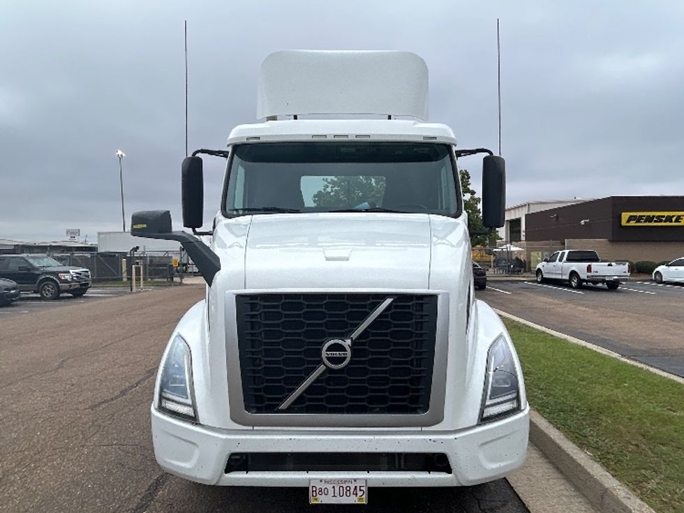 Day Cab Tractor-Heavy Duty Tractors-Volvo-2020-VNR64300-Richland-MS-231,363\n\t\tmiles-$ 58,500 - Image 2