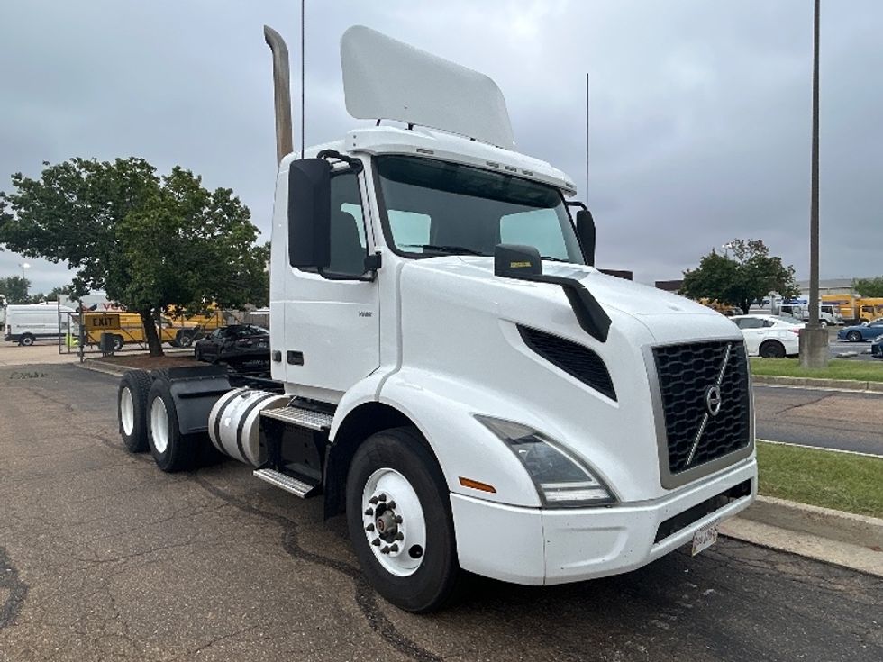 Day Cab Tractor-Heavy Duty Tractors-Volvo-2020-VNR64300-Richland-MS-231,363\n\t\tmiles-$ 58,500 - Image 3